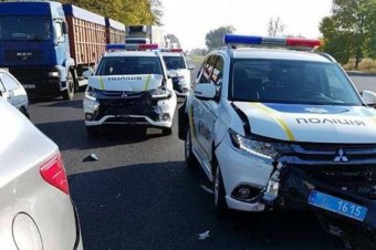 В Запорожье полицейские разбили в аварии сразу три новых японских джипа