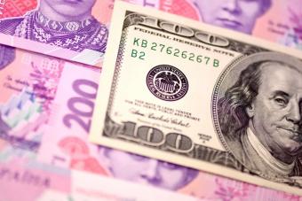 Нацбанк: в октябре гривня укрепилась к доллару на 1,2%