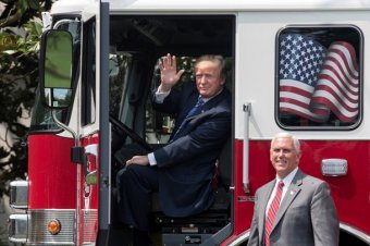 Трамп зобразив пожежного на виставці товарів США