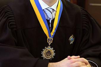 Парламент уволил 225 судей