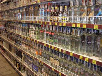 За продаж підліткам алкоголю та тютюну анульовано 88 ліцензій