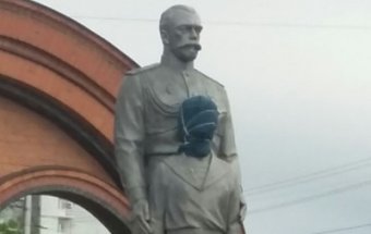 Житель Новосибирска пытался &laquo;зарубить&raquo; памятник Николаю II