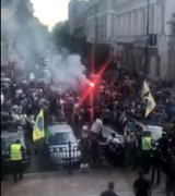 Учасники акції власників &laquo;єврономерів&raquo; запалили фаєри в центрі Києва