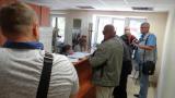 В регистрационных центрах по всей стране выстроились огромные очереди