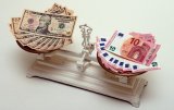 Украинцы активно продают валюту