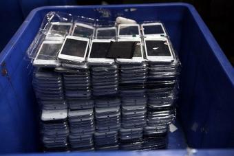 Податкова міліція вилучила понад 200 незаконних IPhone