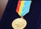 Нурсултану Назарбаеву вручили медаль «20 лет Астане»