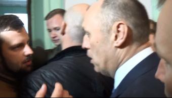Сутички у Полтавській міськраді. Депутати і активісти вимагали від Мамая скликати позачергову сесію та побилися з ним