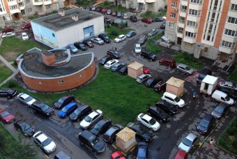 В Україні хочуть заборонити будувати парковки всередині дворів будинків