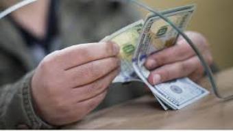 Депутаты отменят пенсионный сбор при покупке валюты