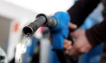 Роздрібні продажі бензину через українські АЗС у квітні скоротилися на 32,3%