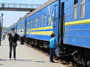 «Укрзалізниця» відновлює попередній продаж квитків на поїзди до Криму