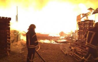 Під Києвом всю ніч гасили масштабну пожежу на складах