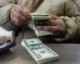 Чому українці активно скуповують валюту