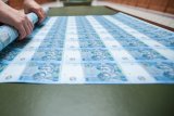 Курс гривні на міжбанку продовжує зростати