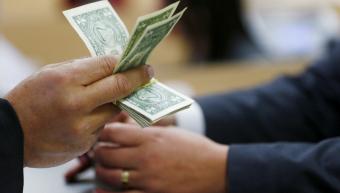 Украинцы с начала года продали валюты на $1 миллиард больше, чем купили