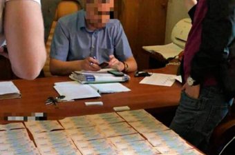 Чиновника «Укрзализныци» поймали на взятке в 350 тысяч