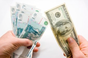Рубль знизився до долара і євро на тлі нафти, що дешевшає