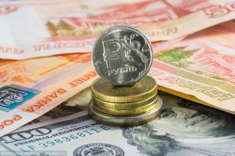 В России доллар второй месяц снижается против рубля