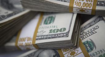Долар в Україні дешевшає проти волі Нацбанку