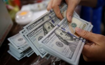 Украинцы избавляются от долларов, проданы сотни миллионов