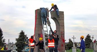 У Польщі націоналісти розібрали пам’ятник УПА
