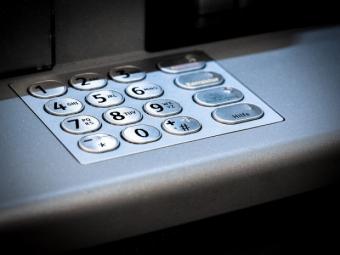 В Україні подорожчають послуги банкоматів і касирів банків