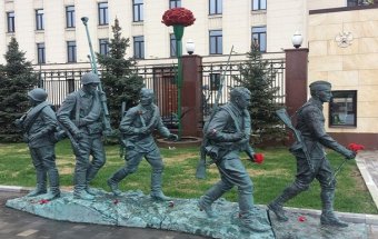 В Москве согнули памятник &laquo;Они сражались за родину&raquo;