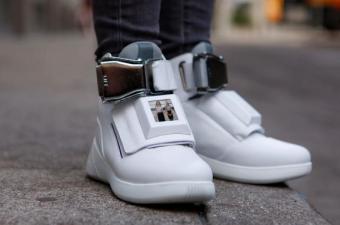 Авиакомпания создала кроссовки с Wi-Fi, USB-разъемом и дисплеем