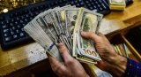 Казахстанцы перестали скупать доллары в период скачка курса