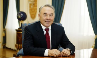 Назарбаеву показали новый проект казахского алфавита