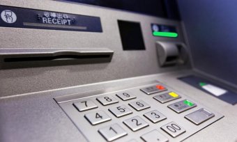 Застряглого в банкоматі робітника не рятували, прийнявши за жарт