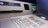 Застряглого в банкоматі робітника не рятували, прийнявши за жарт