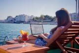 Работа на &laquo;удаленке&raquo; делает людей счастливее - опрос