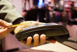 Сферу торгівлі зобов&lsquo;яжуть приймати безготівкові платежі