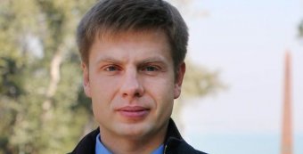 Митингующие забросали яйцами депутата Гончаренко под Верховной Радой