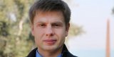 Митингующие забросали яйцами депутата Гончаренко под Верховной Радой