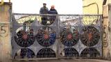 В Одессе рабочие закрыли вход на завод и не пускают налоговиков