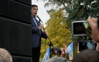 Саакашвили на акции под Радой призвал людей требовать от Порошенко уйти со своего поста