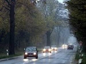 З 1 жовтня водіїв зобов&rsquo;язали їздити вдень із увімкненими фарами