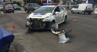 Поліцейські розтрощили чергове службове авто в Києві