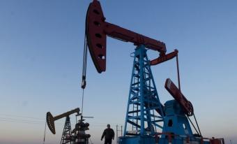 Нефть дешевеет из-за переизбытка предложений
