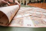 Кабмін хоче опустити ціну на гривню, але Нацбанк проти