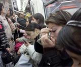 Американок просять перестати фарбуватися в метро