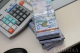 На денних торгах тенге знову подешевшав, Казахстан