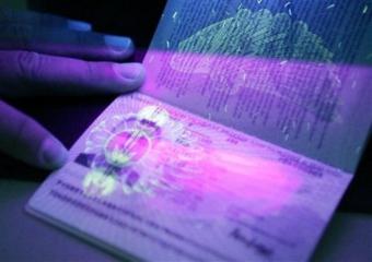 КМУ прийняв постанову про видачу українцям біометричних паспортів з 1 січня 2015 р.