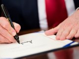 В Белом доме склеивают скотчем официальные документы, который разрывает Трамп
