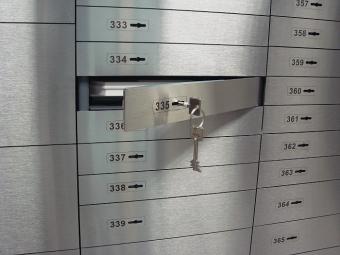 У киевлянок из банковских ячеек украли доллары и слиток золота