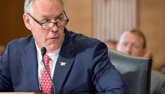 В США проверяют, сколько глава МВД налетал на чартерах