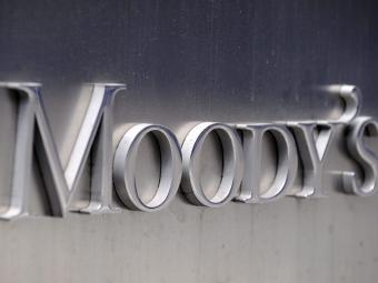 Агентство Moody's понизило рейтинг российских банков, компаний и городов